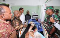 Gubernur Kunjungi Korban Kerusuhan Wamena